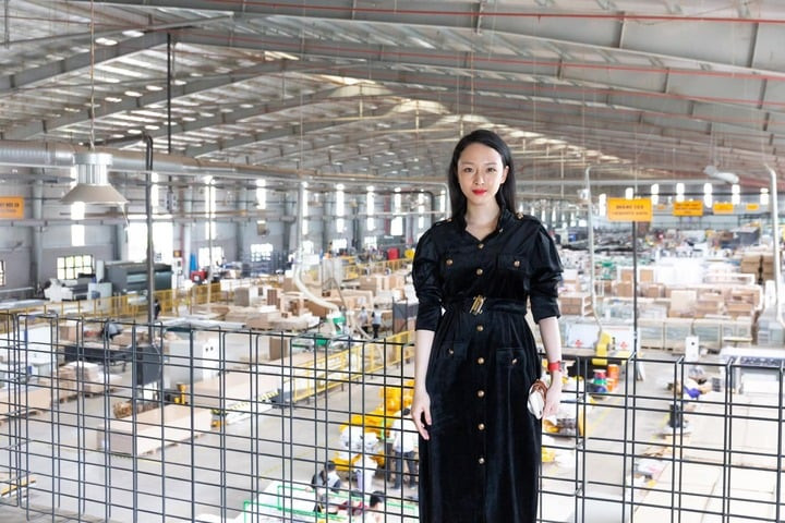 Phương Nga tập trung cho công việc kinh doanh.