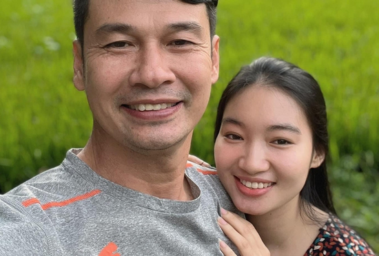 Diễn viên Tiết Cương tuổi 52 đón tin vui với vợ trẻ kém 26 tuổi