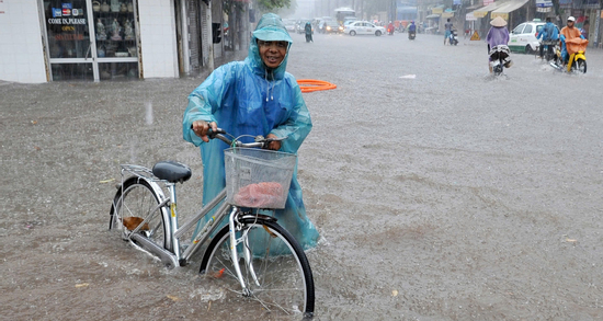 Hà Nội bắt đầu mưa lớn tầm tã, điểm tên gần 100 tuyến phố nguy cơ ngập lụt