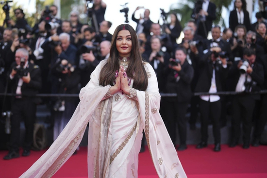 Hoa hậu đẹp nhất mọi thời đại trên thảm đỏ Cannes