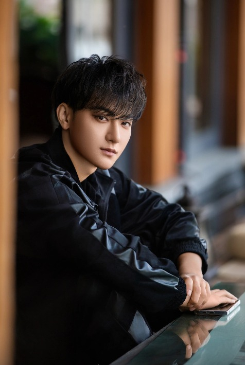 Hoàng Tử Thao kiếm được số tiền khủng chỉ sau một đêm nhờ livestream bán băng vệ sinh