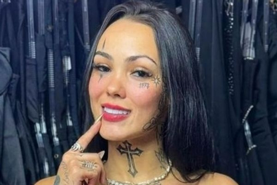 Kinh hoàng nữ người mẫu Brazil bị bạn trai tấn công bằng dao khi đang livestream