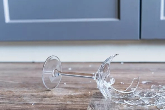 Người phụ nữ phẫu thuật nhiều lần, suýt mất mạng vì ly rượu vỡ