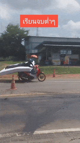 Thót tim cảnh người đàn ông lái xe máy trong khi nằm trên nệm- Ảnh 1.