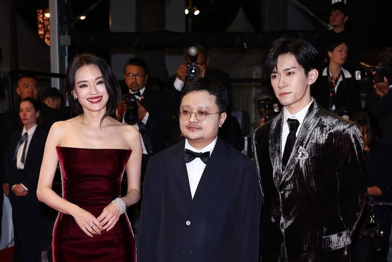 Thư Kỳ đẹp không góc chết, thách thức cả ống kính hung thần ở Cannes