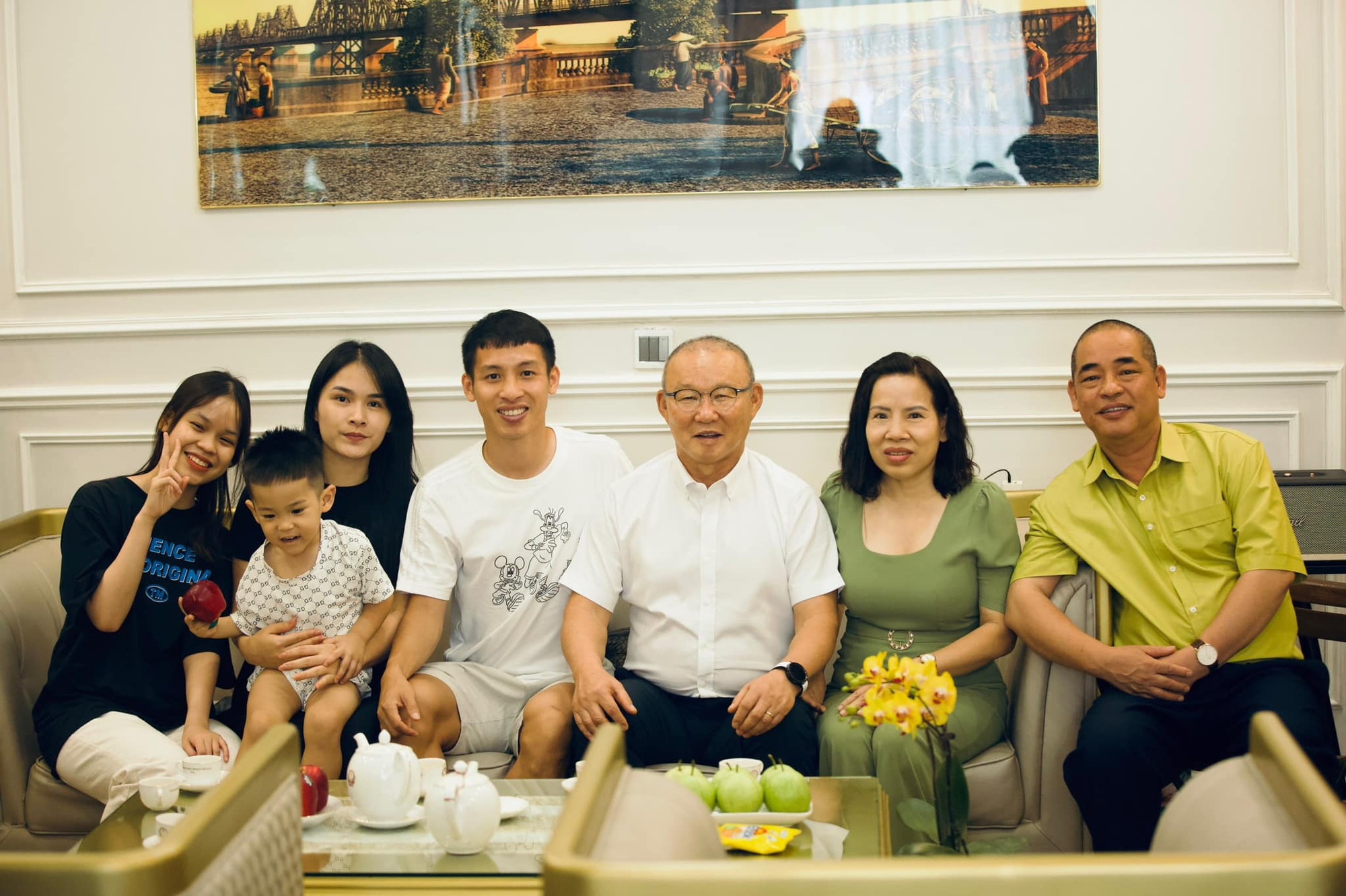 Cầu thủ nổi tiếng từng gây sốt khi xây nhà lầu 10 tỷ tặng bố mẹ, giờ tậu thêm biệt thự hạng sang cho vợ- Ảnh 1.