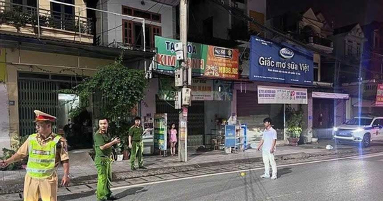 Clip nam thanh niên lái ô tô lao thẳng vào CSGT ở Thái Nguyên