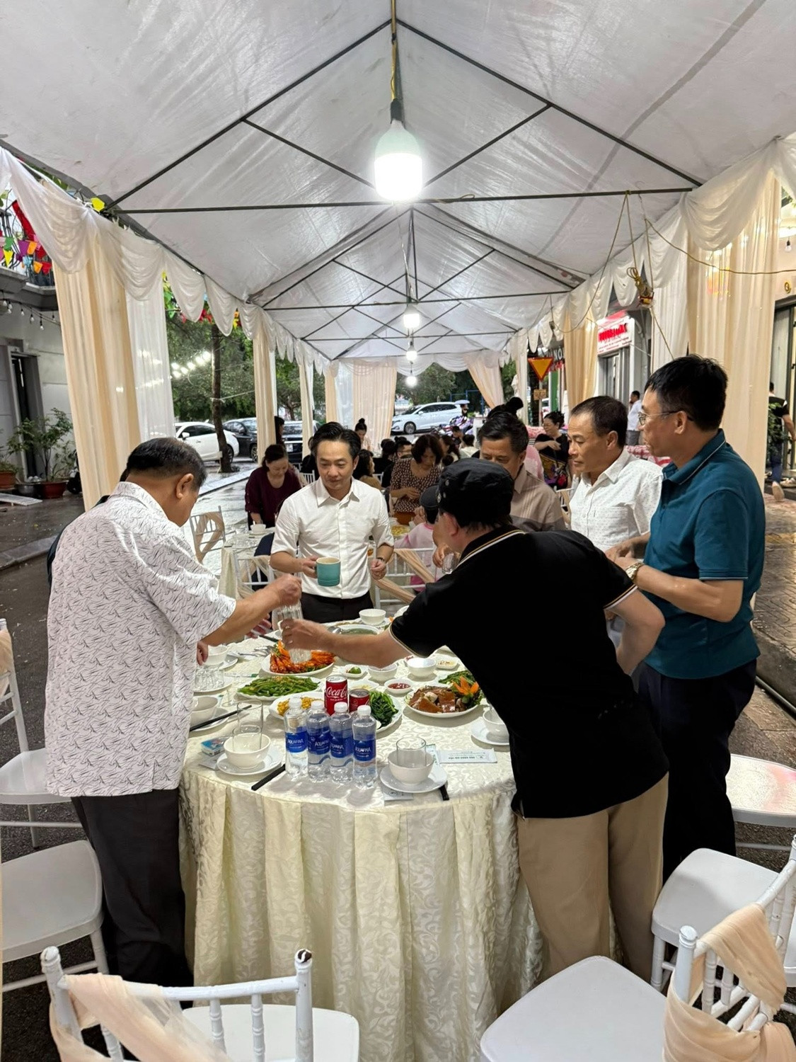 Cường Đô La về quê vợ ăn cỗ tự tin cân cả xóm