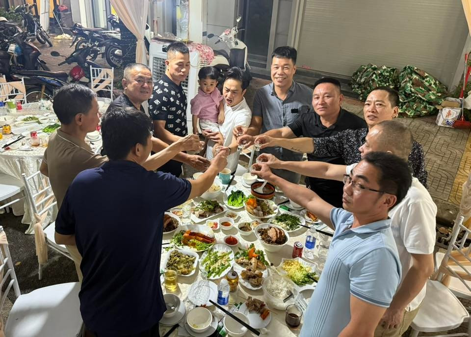 Cường Đô La về quê vợ ăn cỗ tự tin cân cả xóm