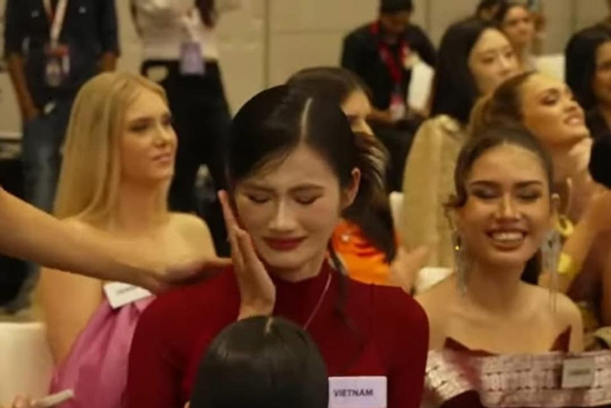Hoa hậu Ý Nhi khóc mếu ở Miss World, netizen khó hiểu: 'Có làm lố không?'