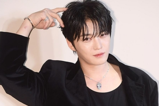 Nam ca sĩ hạng A gây choáng khi mua nhà 113 tỷ tặng cha mẹ, nhưng phản ứng của đồng nghiệp mới đáng bàn!