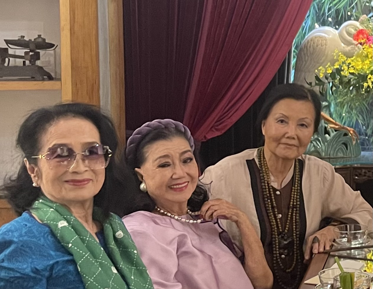 Nhiều thập kỷ trôi qua, khoảnh khắc hiếm hoi bộ 3 minh tinh hội tụ, fan gọi tên Thanh Nga, Thẩm Thúy Hằng- Ảnh 2.