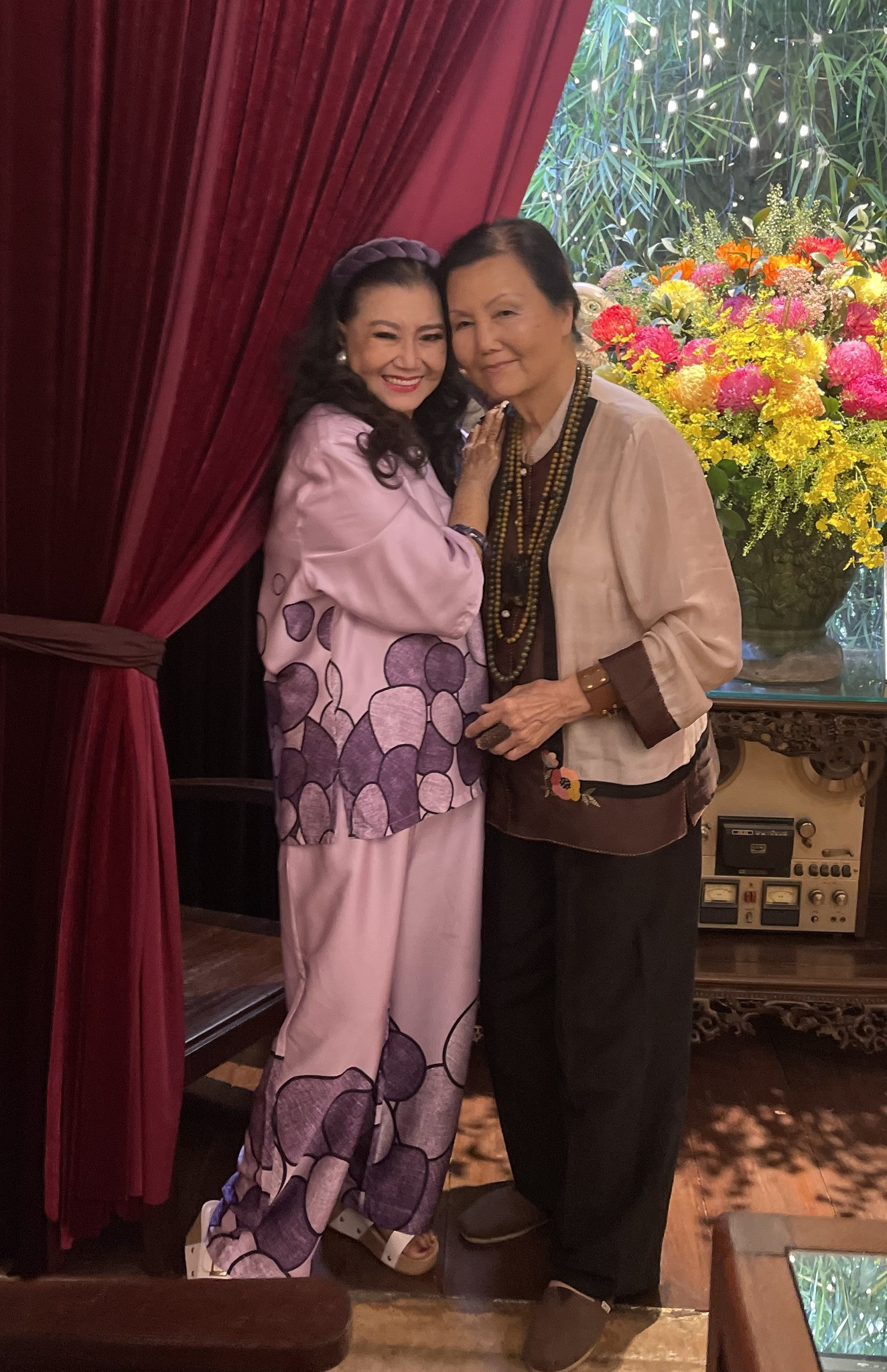 Nhiều thập kỷ trôi qua, khoảnh khắc hiếm hoi bộ 3 minh tinh hội tụ, fan gọi tên Thanh Nga, Thẩm Thúy Hằng- Ảnh 4.