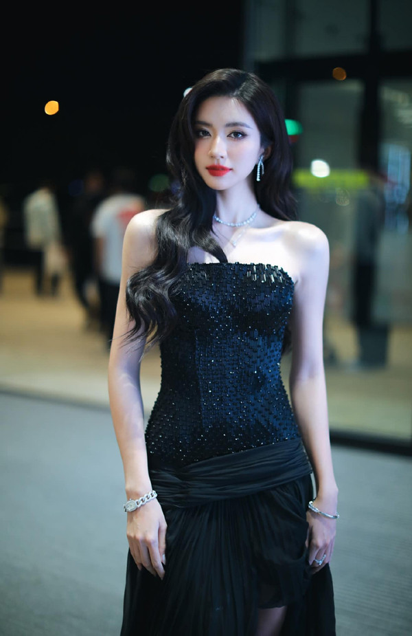 Cháu dâu NSƯT Chí Trung sắp lên phim phát sóng giờ vàng VTV có nhan sắc đời thực 'long lanh' như thế nào? - Ảnh 10.