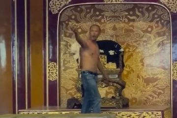 Clip khống chế đối tượng đập phá ngai vàng triều Nguyễn ở Huế