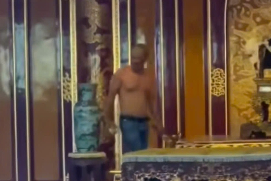 Đối tượng xông vào đập phá ngai vàng vua: Ai chịu trách nhiệm?