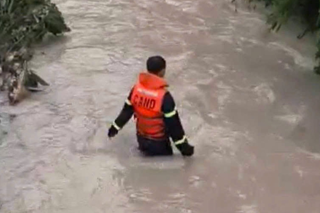 Huy động 100 người tìm kiếm bé gái 11 tuổi nghi mất tích