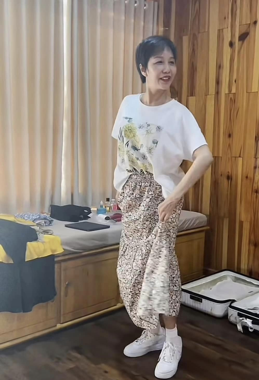 Mẹ ca sĩ Phương Linh U65 gây sốt với sắc vóc nuột hơn gái son rỗi