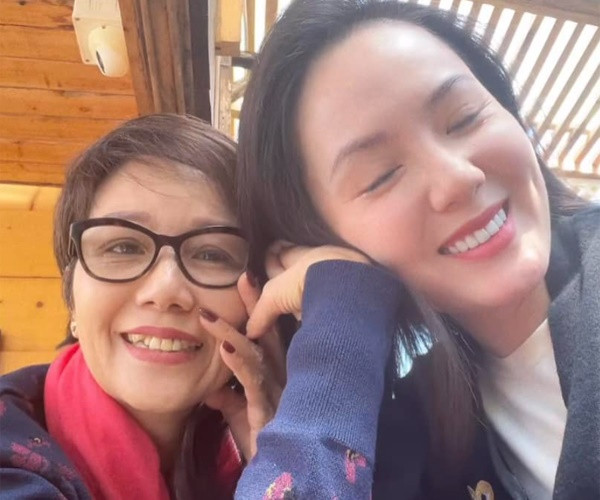 Mẹ ca sĩ Phương Linh U65 gây sốt với sắc vóc nuột hơn gái son rỗi