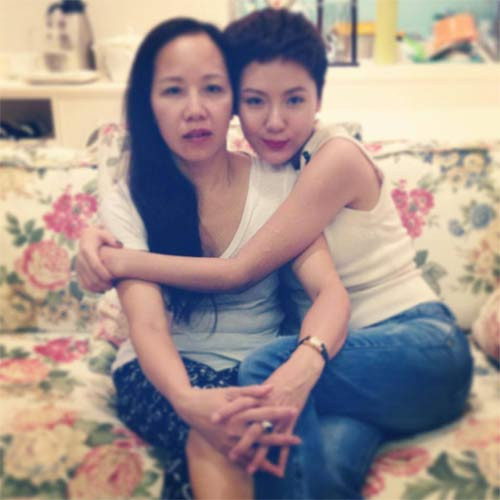 Mẹ ca sĩ Phương Linh U65 gây sốt với sắc vóc nuột hơn gái son rỗi