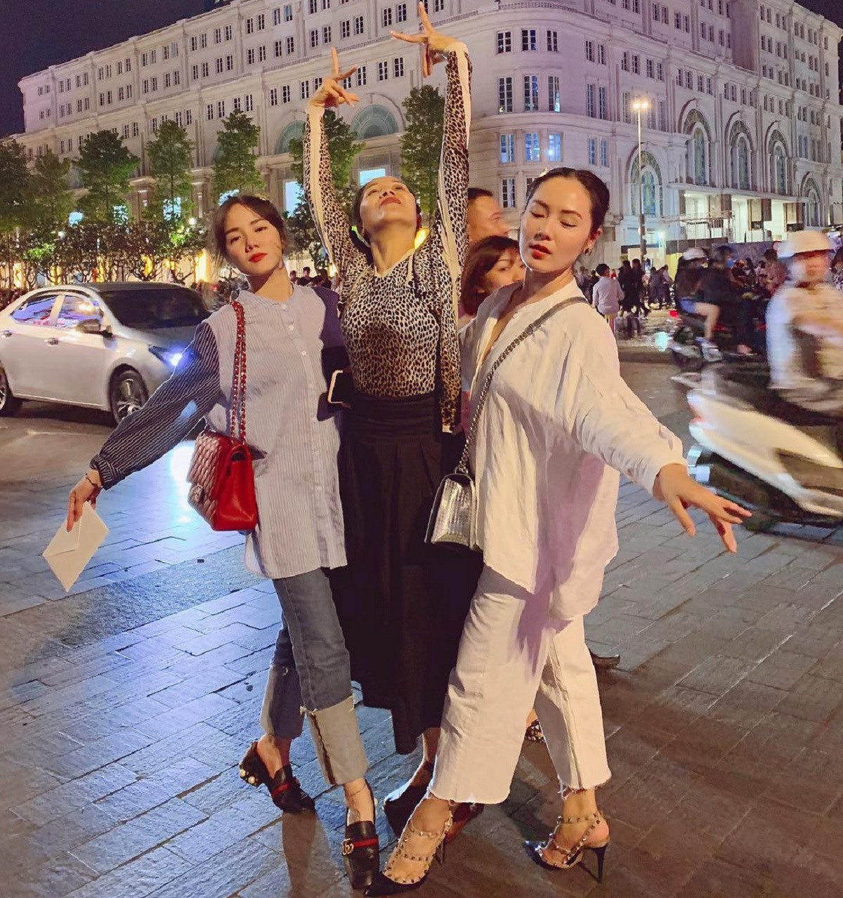 Mẹ ca sĩ Phương Linh U65 gây sốt với sắc vóc nuột hơn gái son rỗi