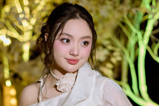 Nhan sắc con gái siêu mẫu Thúy Hạnh được khen đẹp như Kim Ji Won