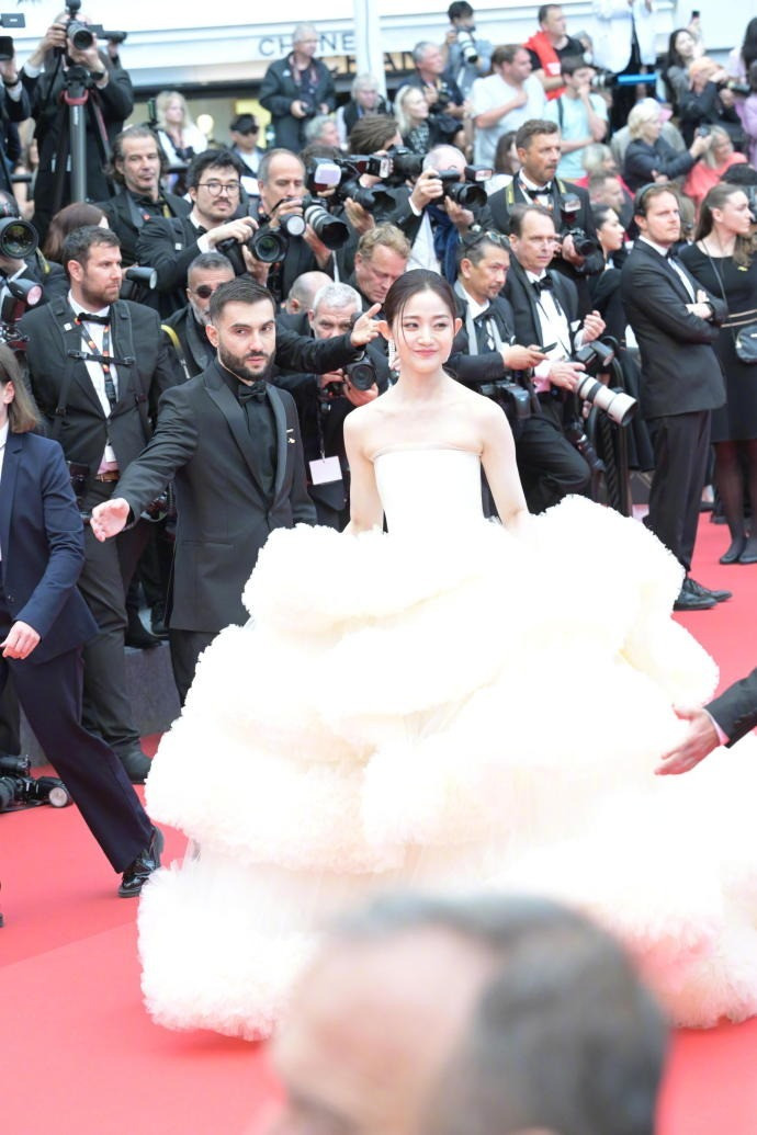 Vì sao 'gánh xiếc Cbiz' hết thời làm loạn ở Cannes? 001y2vtxly1i1ebi7xqgbj648w6dc7wi 1