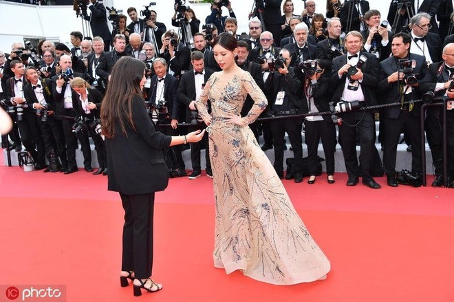 Vì sao 'gánh xiếc Cbiz' hết thời làm loạn ở Cannes? 6435hwzkfpu2660282 17156938248191002461078 1748157412165 1748157412379223539434