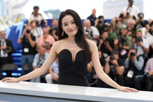 Vì sao 'gánh xiếc Cbiz' hết thời làm loạn ở Cannes? preview