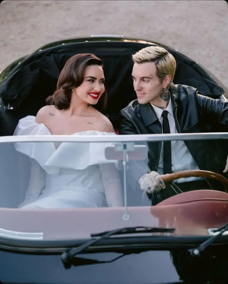 chuyen tinh lang man cua demi lovato va hon phu nhac si hinh anh 3