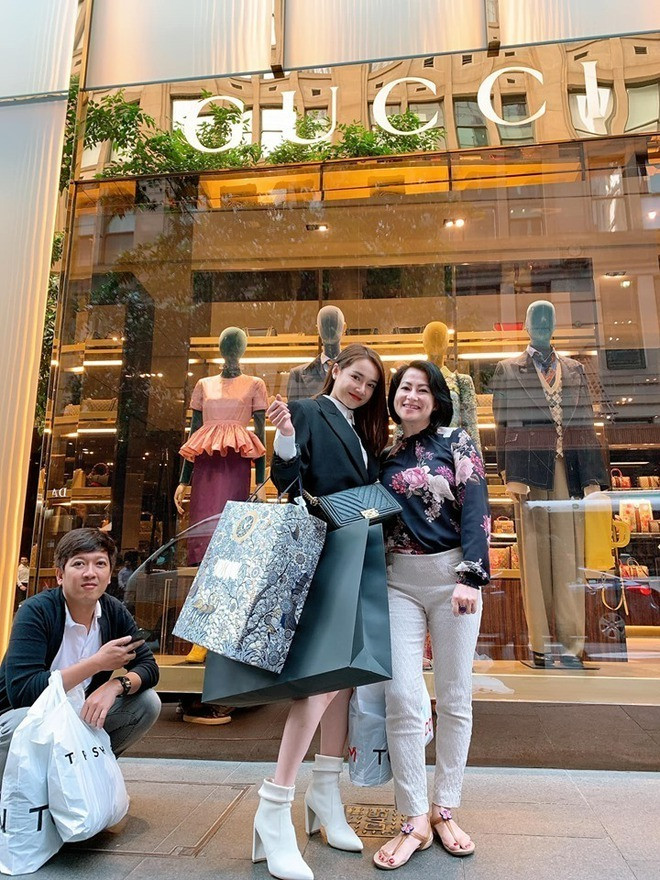 Giàu như Nhã Phương vẫn tiết kiệm từ ăn uống đến mua sắm váy 20k vẫn phải mặc cả