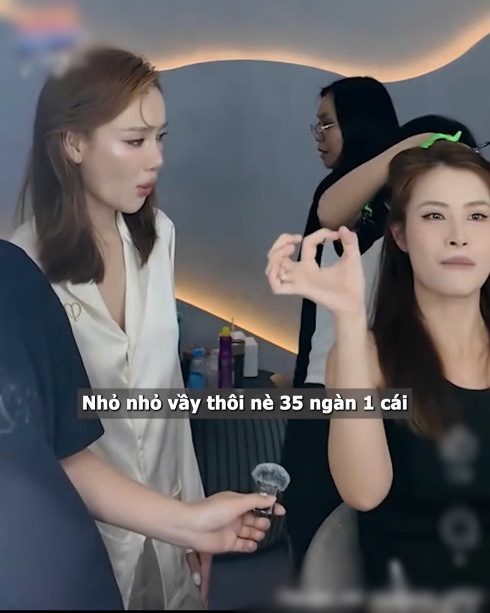 Giàu như Nhã Phương vẫn tiết kiệm từ ăn uống đến mua sắm váy 20k vẫn phải mặc cả