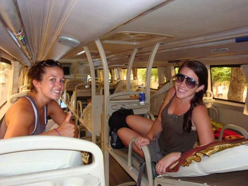 Khách Tây đi xe giường nằm 7 tiếng nhận xét: