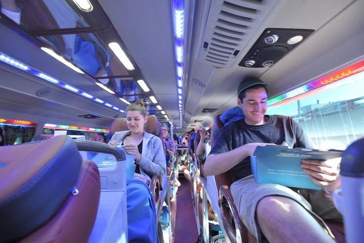 Khách Tây đi xe giường nằm 7 tiếng nhận xét: