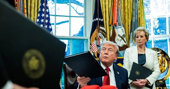 Mỹ đồng ý gia hạn thời gian tạm dừng áp thuế 50% với hàng hóa EU