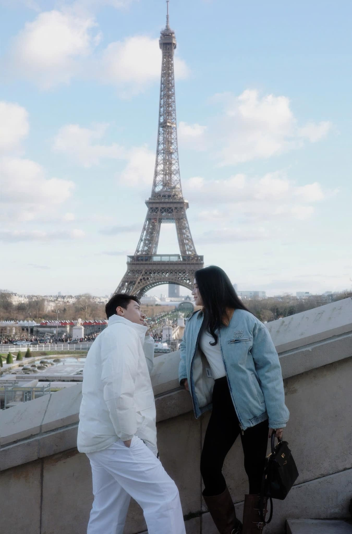 Tóm dính Hương Giang và bạn trai kém 3 tuổi tình tứ ở hậu trường