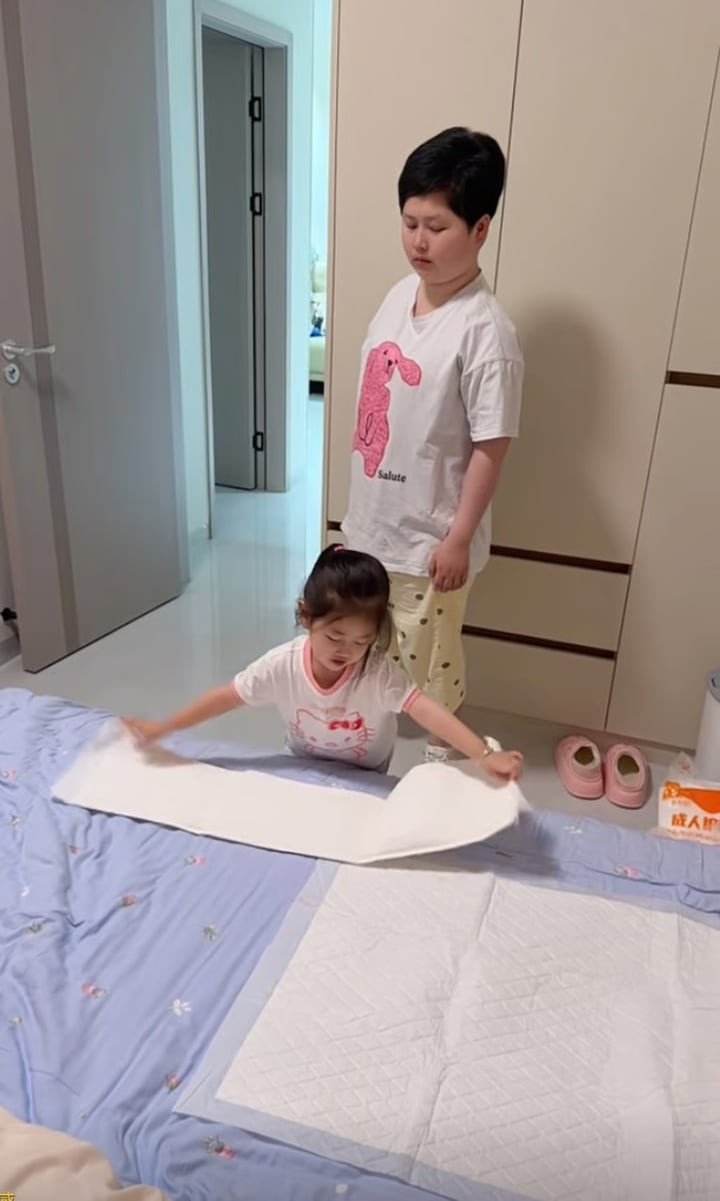 Ye và con gái Hanhan. (Ảnh: Douyin)