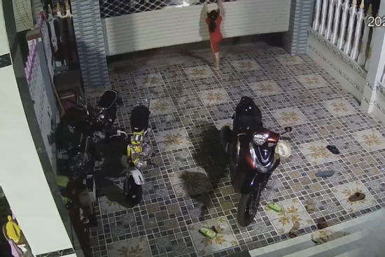 Bé gái 8 tuổi bị cửa cuốn lên cao làm ngừng tim