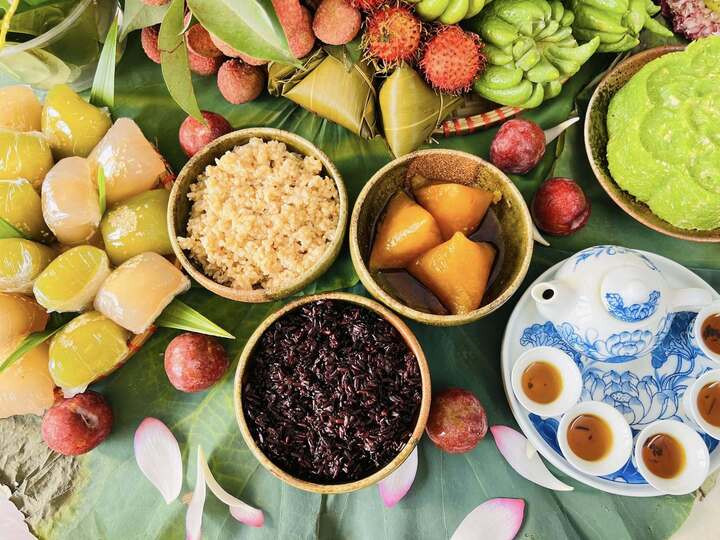 Trong mâm cúng không thể thiếu món rượu nếp hay cơm rượu. (Ảnh: Nguyễn Hồng Thúy)