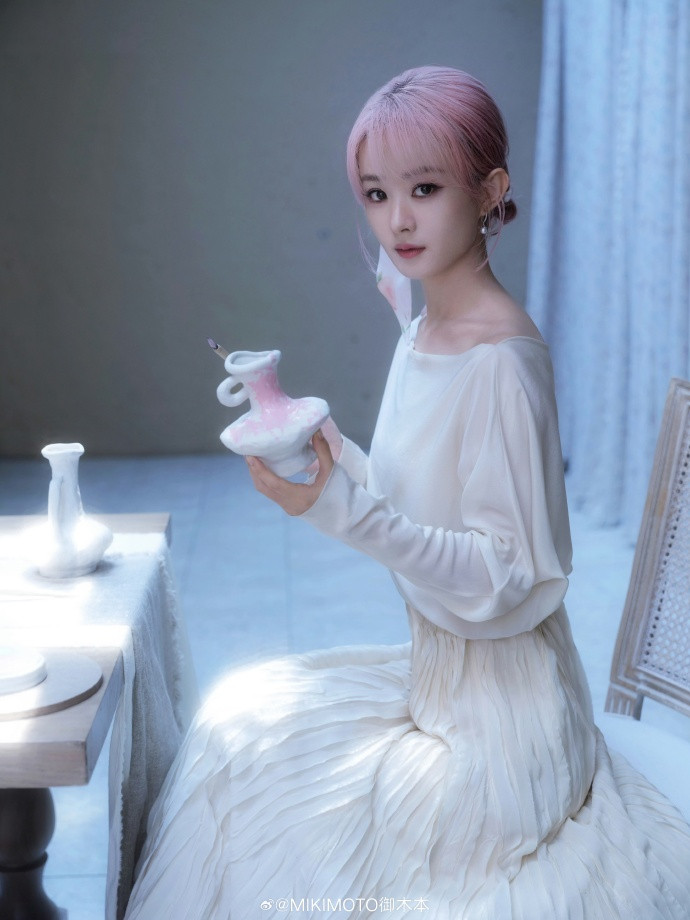 'Đại chiến' cam thường Cbiz: Triệu Lệ Dĩnh phờ phạc khó tin, Angelababy lộ ngực gầy trơ xương, Dương Mịch dư sức chấp cả 2! 7211998agy1i1t0kktoe2j254r6ud4qv