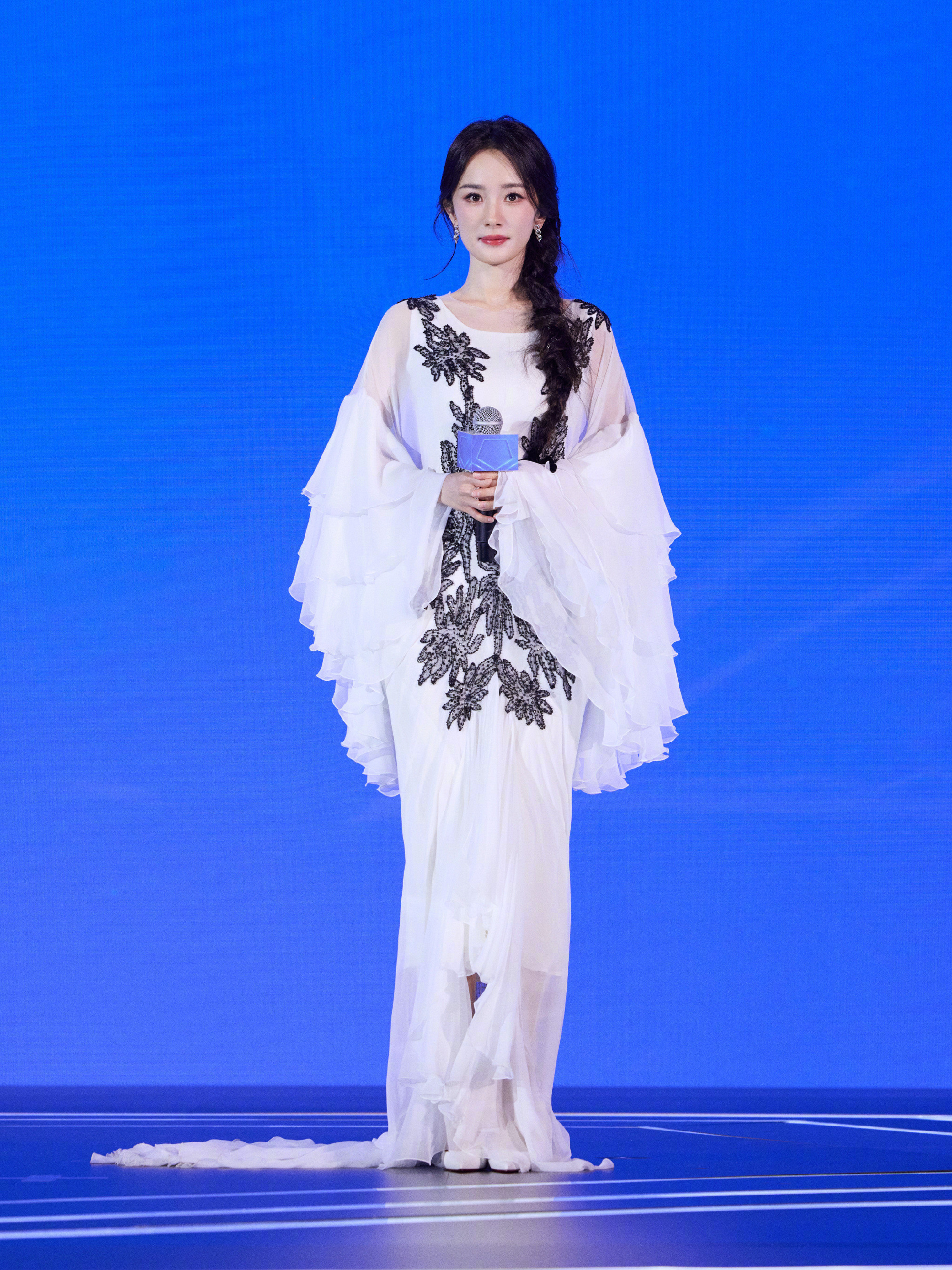 'Đại chiến' cam thường Cbiz: Triệu Lệ Dĩnh phờ phạc khó tin, Angelababy lộ ngực gầy trơ xương, Dương Mịch dư sức chấp cả 2! 002zlx3bly1i1rw09pwk2j63d04hb1l402