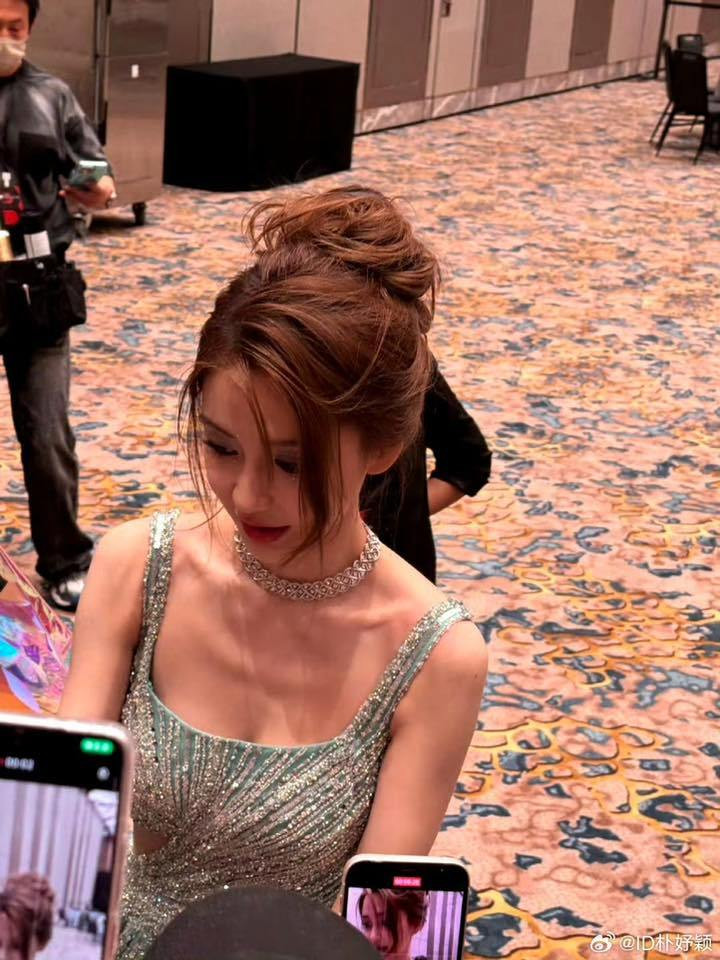 'Đại chiến' cam thường Cbiz: Triệu Lệ Dĩnh phờ phạc khó tin, Angelababy lộ ngực gầy trơ xương, Dương Mịch dư sức chấp cả 2! 50076872510005883022665844235115916151969217n