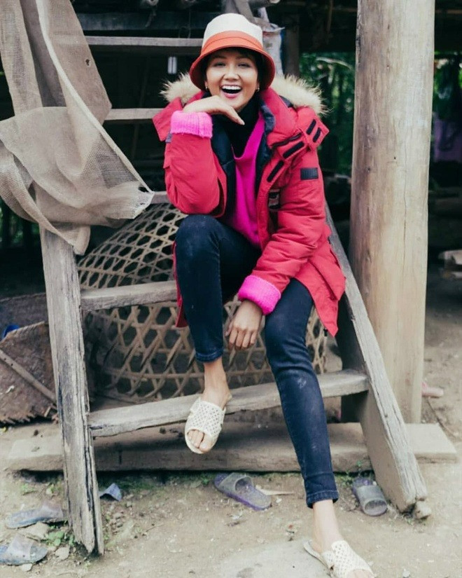 HHen Niê bị cư dân mạng nhắc nhở vì vẻ ngoài luộm thuộm khi ở quê