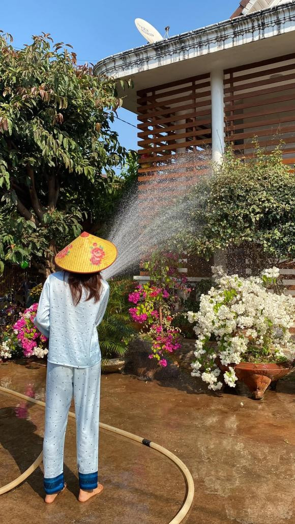 H'Hen Niê bị cư dân mạng nhắc nhở vì vẻ ngoài 'luộm thuộm như bà thím' khi ở quê HHen Niê bị cư dân mạng nhắc nhở vì vẻ ngoài luộm thuộm khi ở quê