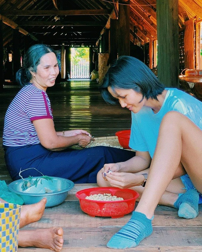 H'Hen Niê bị cư dân mạng nhắc nhở vì vẻ ngoài 'luộm thuộm như bà thím' khi ở quê HHen Niê bị cư dân mạng nhắc nhở vì vẻ ngoài luộm thuộm khi ở quê