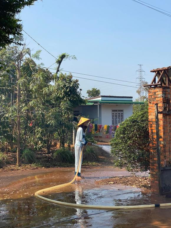 HHen Niê bị cư dân mạng nhắc nhở vì vẻ ngoài luộm thuộm khi ở quê