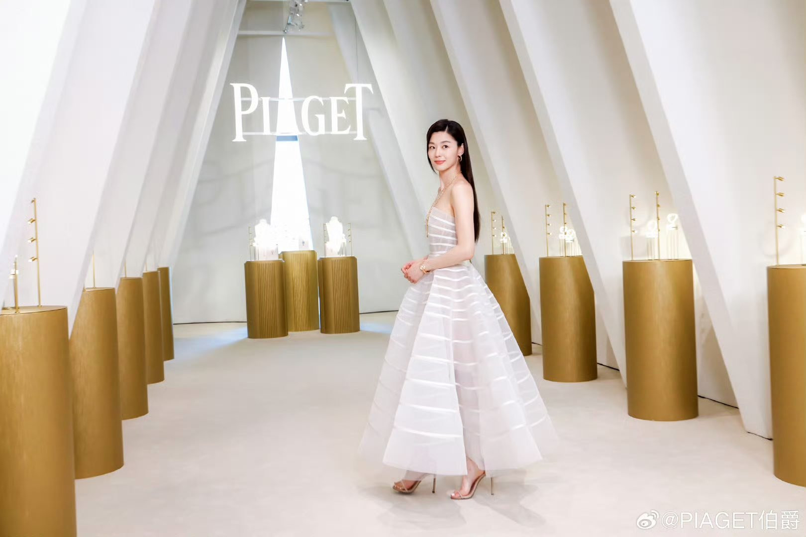 Jeon Ji Hyun đại náo sự kiện ở Trung Quốc: 'Mợ chảnh' Chun Song Yi quay trở lại rồi! 50023171612226130861828921266602949204861853n