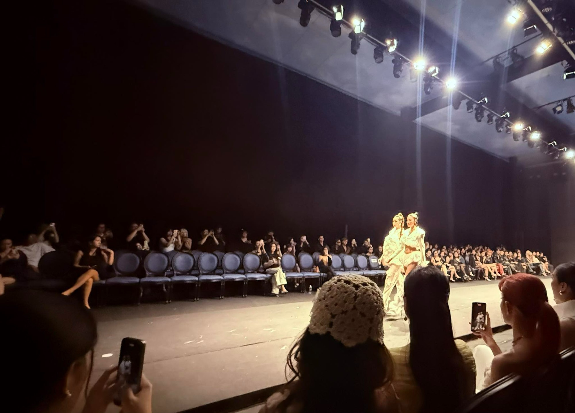 Mỹ nhân Vbiz 'bóc trần' cảnh tượng gây sốc của dàn sao hạng A tại show thời trang: Nhìn thấy thương! Sao nữ Vbiz bóc trần cảnh tượng sốc tại show thời trang
