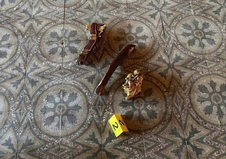 Phần tựa tay bên trái bị Tâm bẻ khỏi ngai và đập gãy thành 3 đoạn. (Ảnh: MXH)