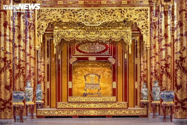 Chuyên gia bảo tồn cho rằng, ngai vua triều Nguyễn từng bị chỉnh sửa trong giai đoạn thời vua Bảo Đại đến năm 1975. Từ sau năm 1975 ngai có hiện trạng như hiện tại. (Ảnh: Nguyễn T.A Phong)